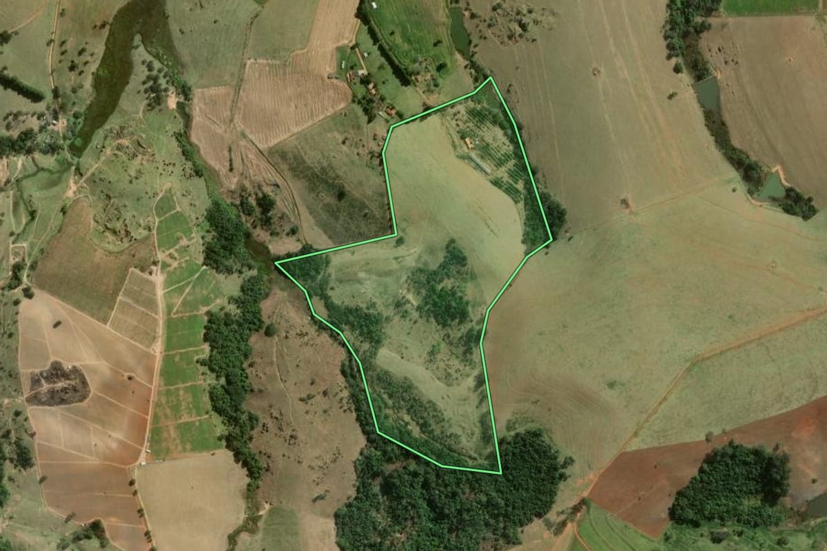 Imagem de satélite do imóvel rural em Capão Bonito (SP), com o contorno declarado no CAR desenhado por cima.