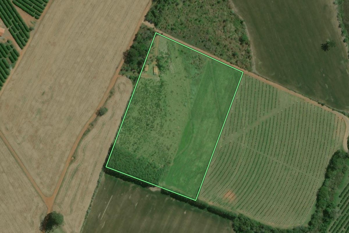 Imagem de satélite do imóvel rural em Capão Bonito (SP), com o contorno declarado no CAR desenhado por cima.