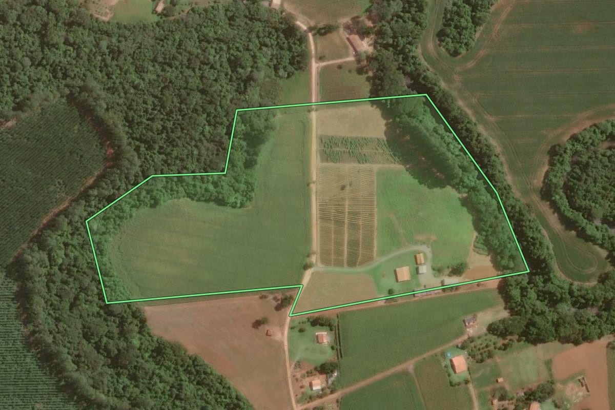 Imagem de satélite do imóvel rural em Capão Bonito (SP), com o contorno declarado no CAR desenhado por cima.