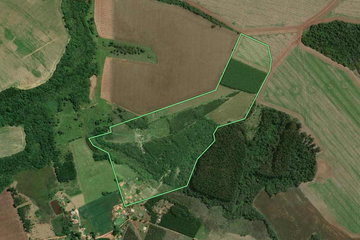 Imagem de satélite do imóvel rural em Capão Bonito (SP), com o contorno declarado no CAR desenhado por cima.