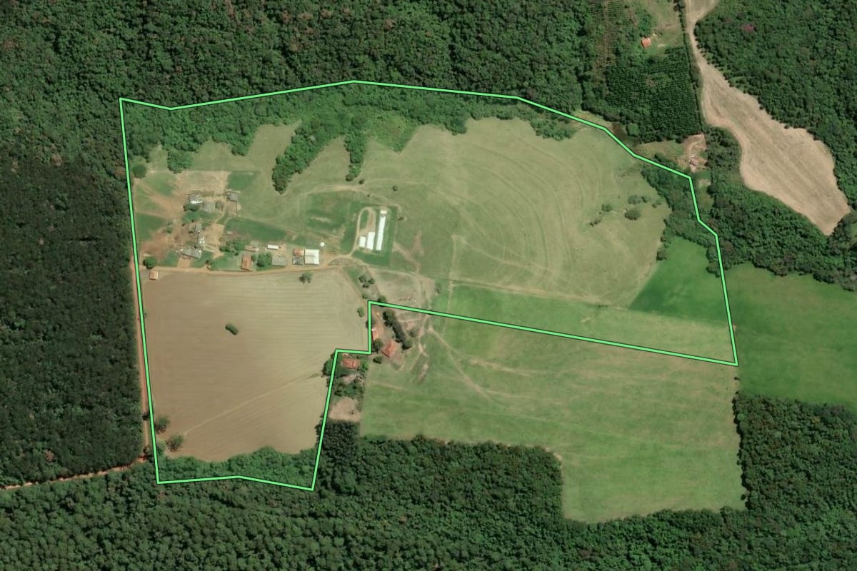 Imagem de satélite do imóvel rural em Capão Bonito (SP), com o contorno declarado no CAR desenhado por cima.