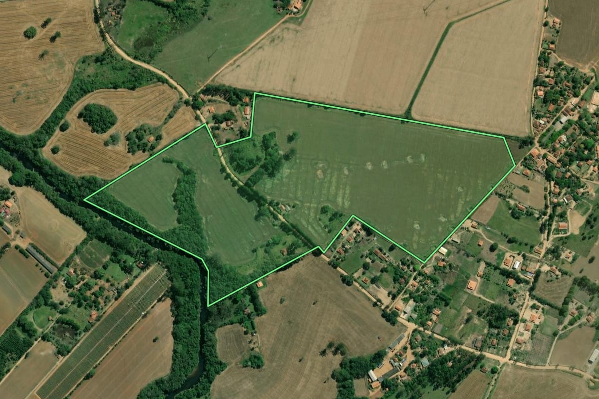 Imagem de satélite do imóvel rural em Capão Bonito (SP), com o contorno declarado no CAR desenhado por cima.