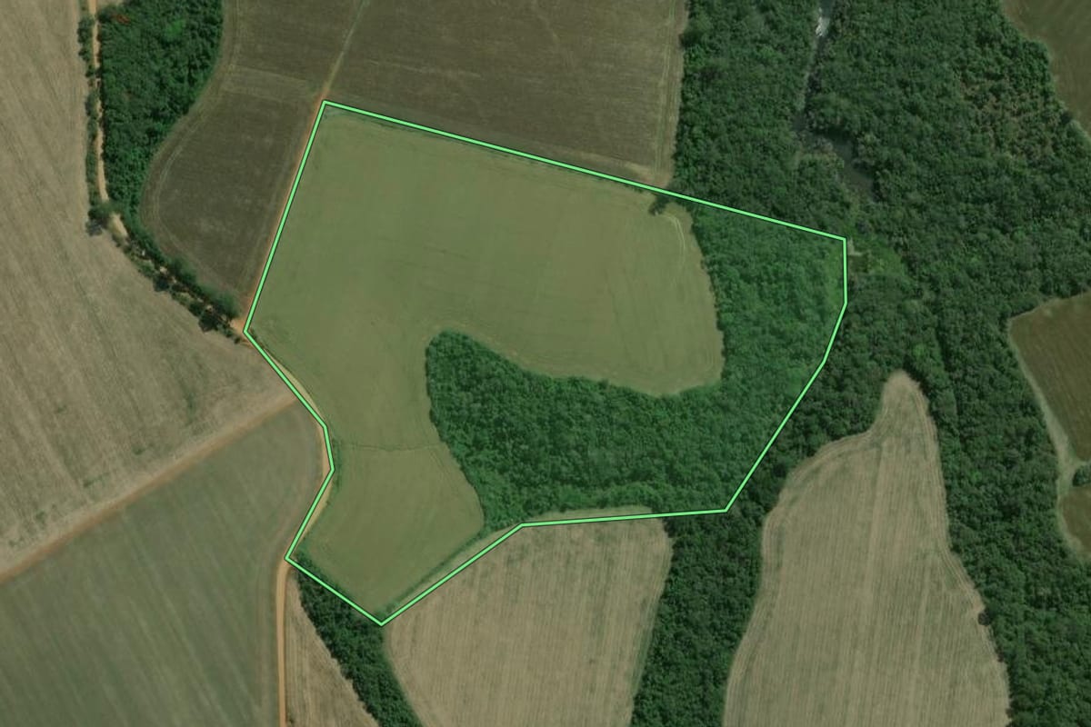 Imagem de satélite do imóvel rural em Capão Bonito (SP), com o contorno declarado no CAR desenhado por cima.