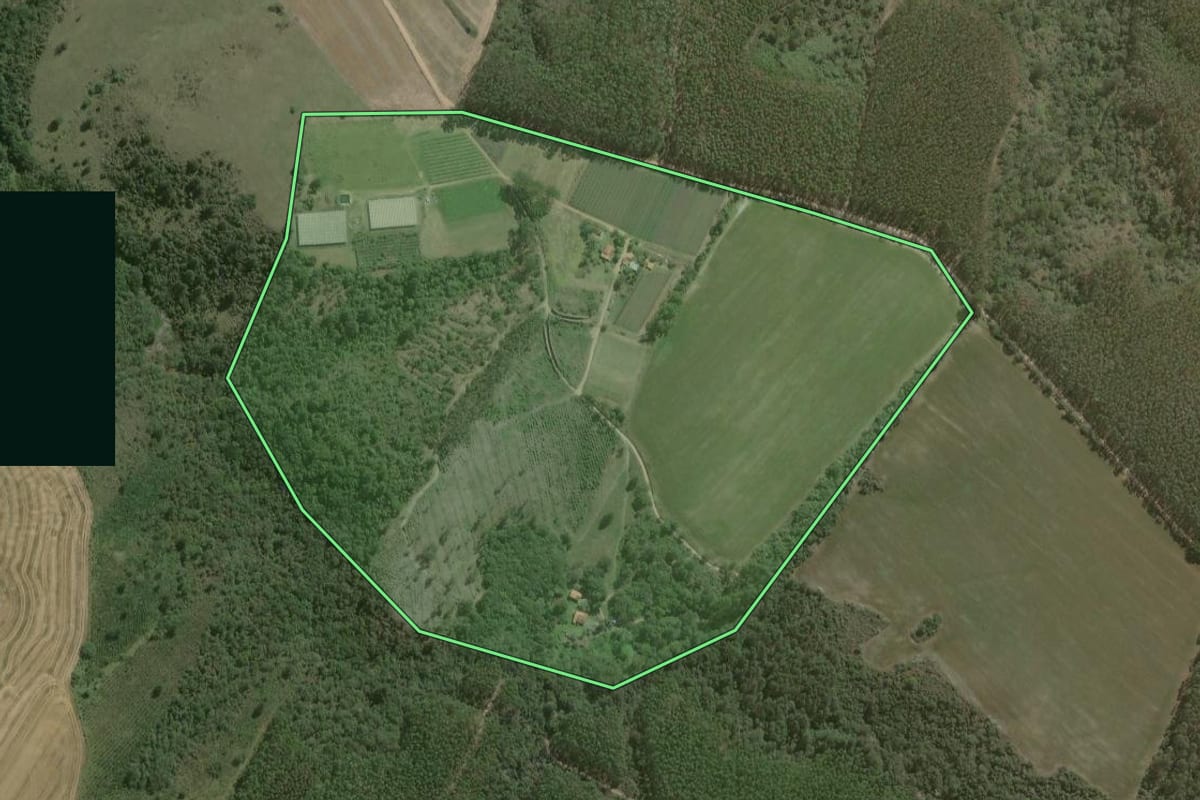 Imagem de satélite do imóvel rural em Capão Bonito (SP), com o contorno declarado no CAR desenhado por cima.