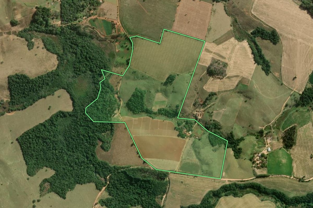 Imagem de satélite do imóvel rural em Capão Bonito (SP), com o contorno declarado no CAR desenhado por cima.