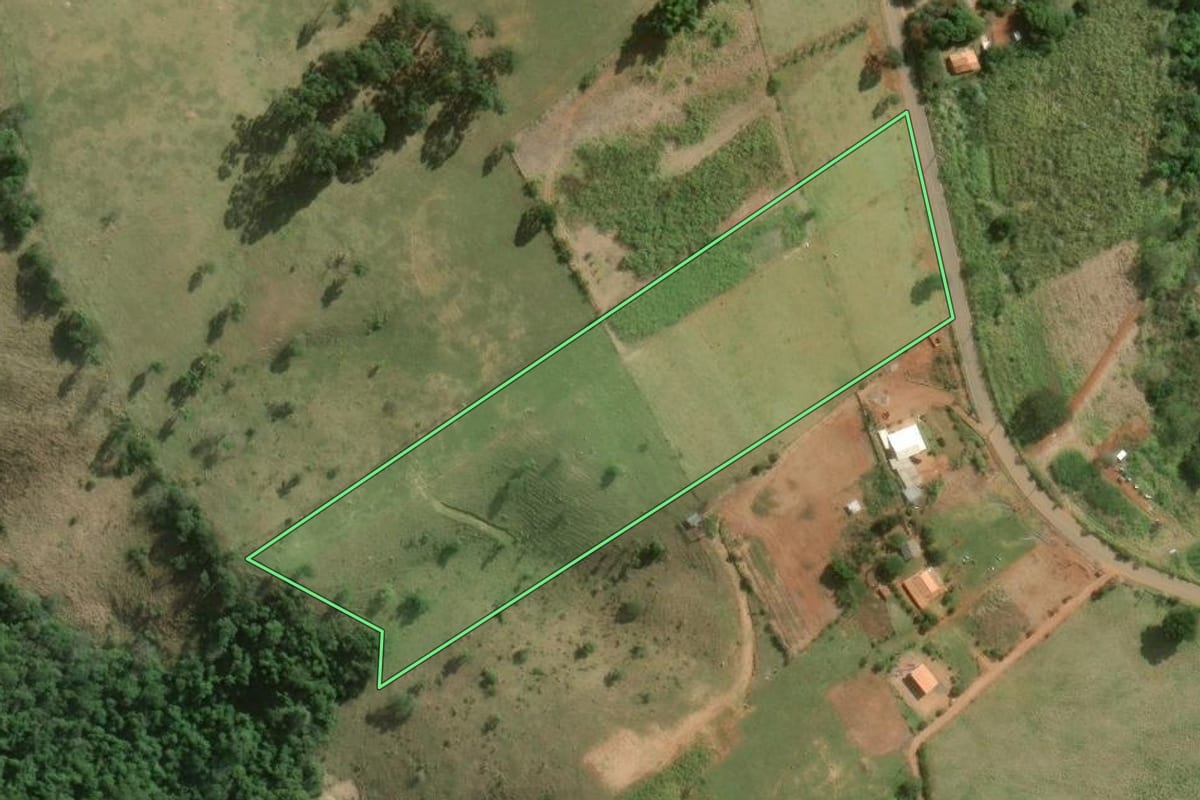 Imagem de satélite do imóvel rural em Capão Bonito (SP), com o contorno declarado no CAR desenhado por cima.