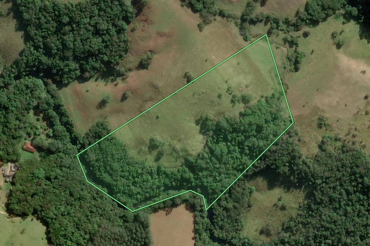 Imagem de satélite do imóvel rural em Capão Bonito (SP), com o contorno declarado no CAR desenhado por cima.