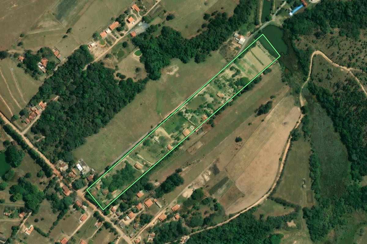 Imagem de satélite do imóvel rural em Capela do Alto (SP), com o contorno declarado no CAR desenhado por cima.