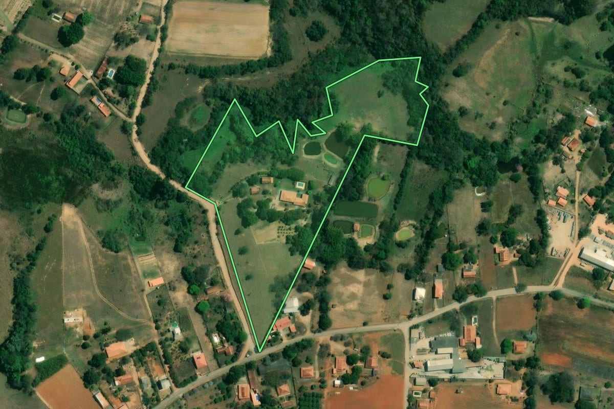 Imagem de satélite do imóvel rural em Capela do Alto (SP), com o contorno declarado no CAR desenhado por cima.