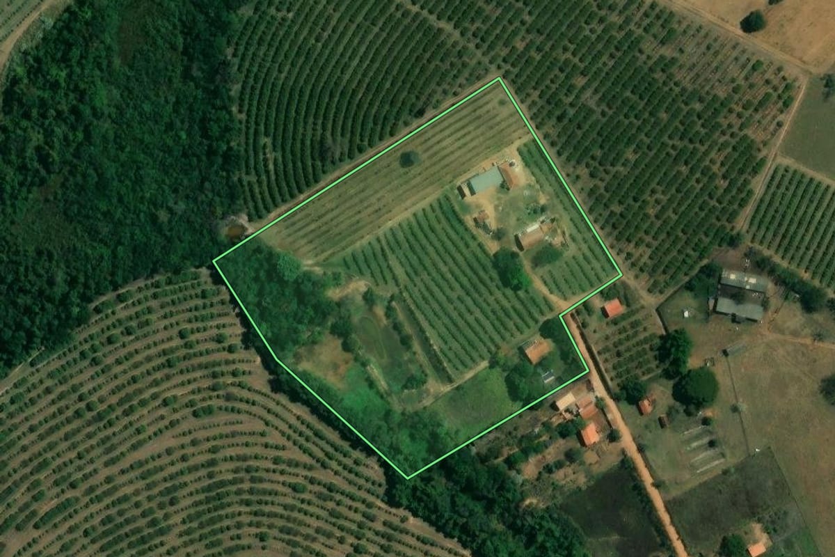 Imagem de satélite do imóvel rural em Capela do Alto (SP), com o contorno declarado no CAR desenhado por cima.