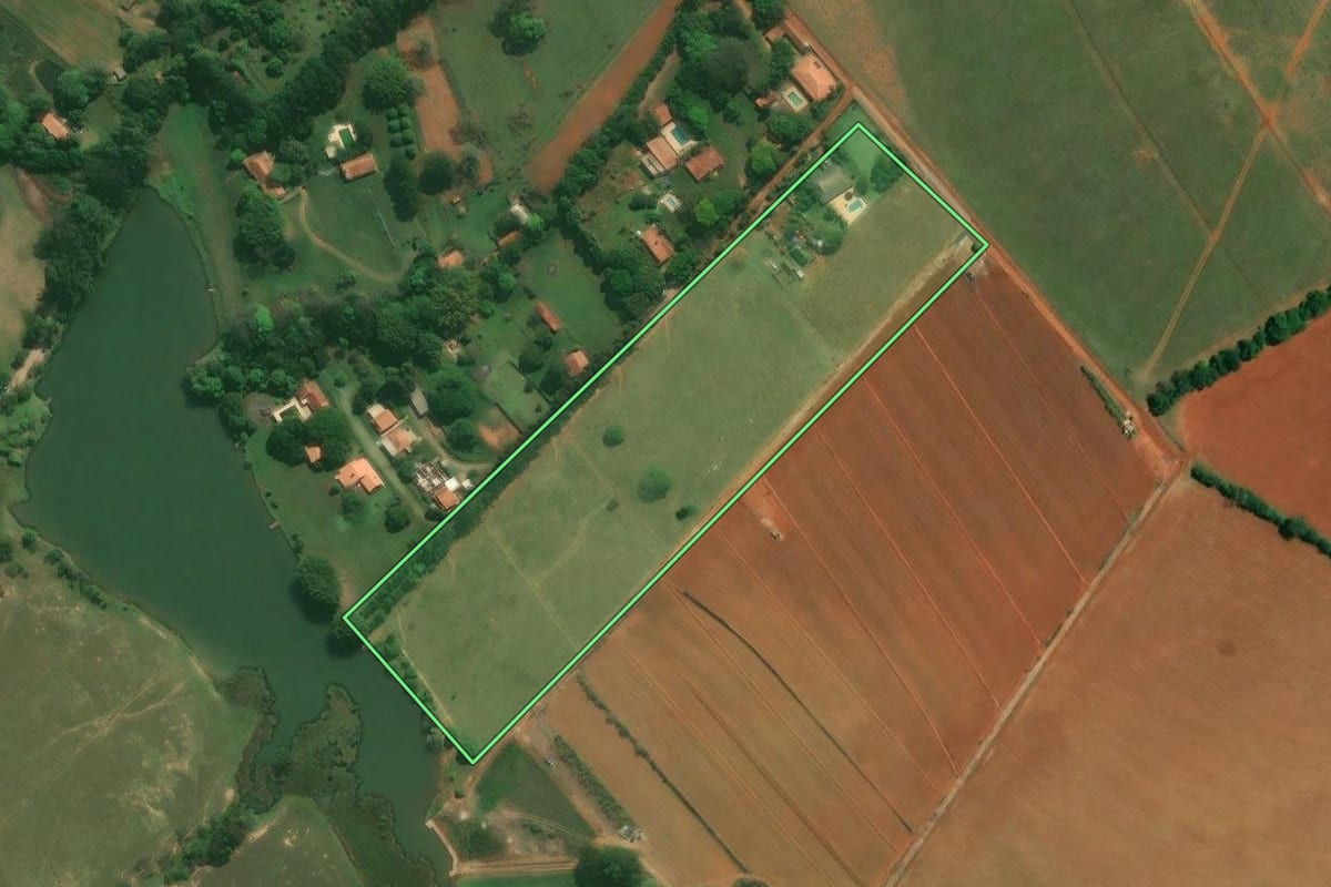 Imagem de satélite do imóvel rural em Capela do Alto (SP), com o contorno declarado no CAR desenhado por cima.