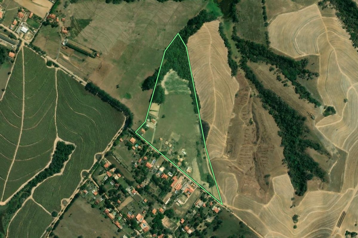 Imagem de satélite do imóvel rural em Capela do Alto (SP), com o contorno declarado no CAR desenhado por cima.