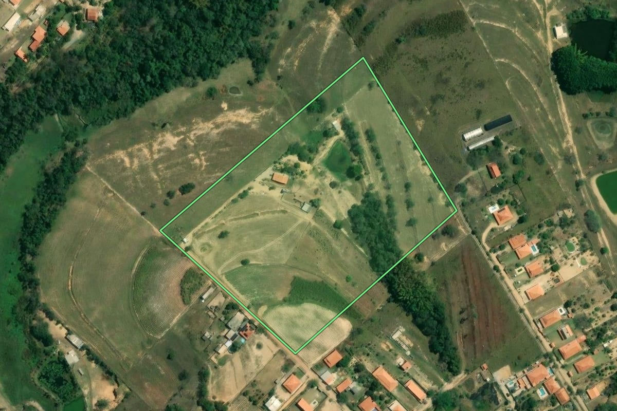 Imagem de satélite do imóvel rural em Capela do Alto (SP), com o contorno declarado no CAR desenhado por cima.