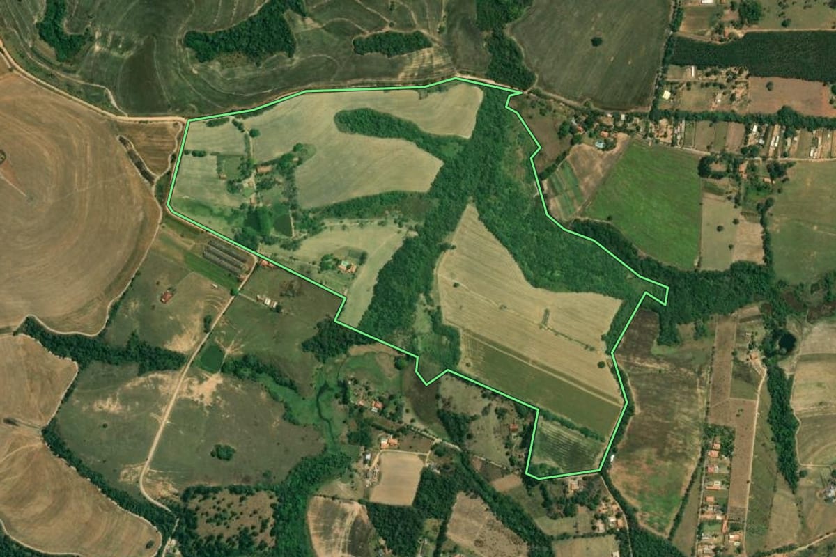 Imagem de satélite do imóvel rural em Capela do Alto (SP), com o contorno declarado no CAR desenhado por cima.