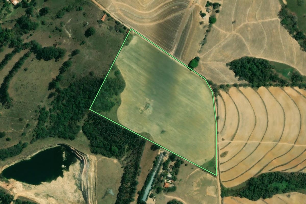 Imagem de satélite do imóvel rural em Capela do Alto (SP), com o contorno declarado no CAR desenhado por cima.