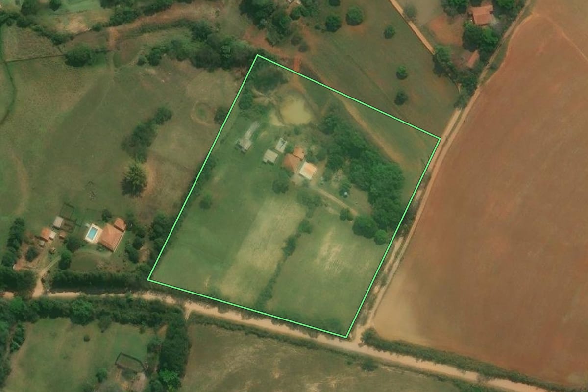 Imagem de satélite do imóvel rural em Capela do Alto (SP), com o contorno declarado no CAR desenhado por cima.