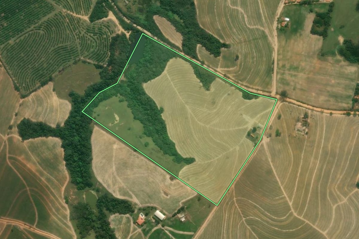 Imagem de satélite do imóvel rural em Capela do Alto (SP), com o contorno declarado no CAR desenhado por cima.