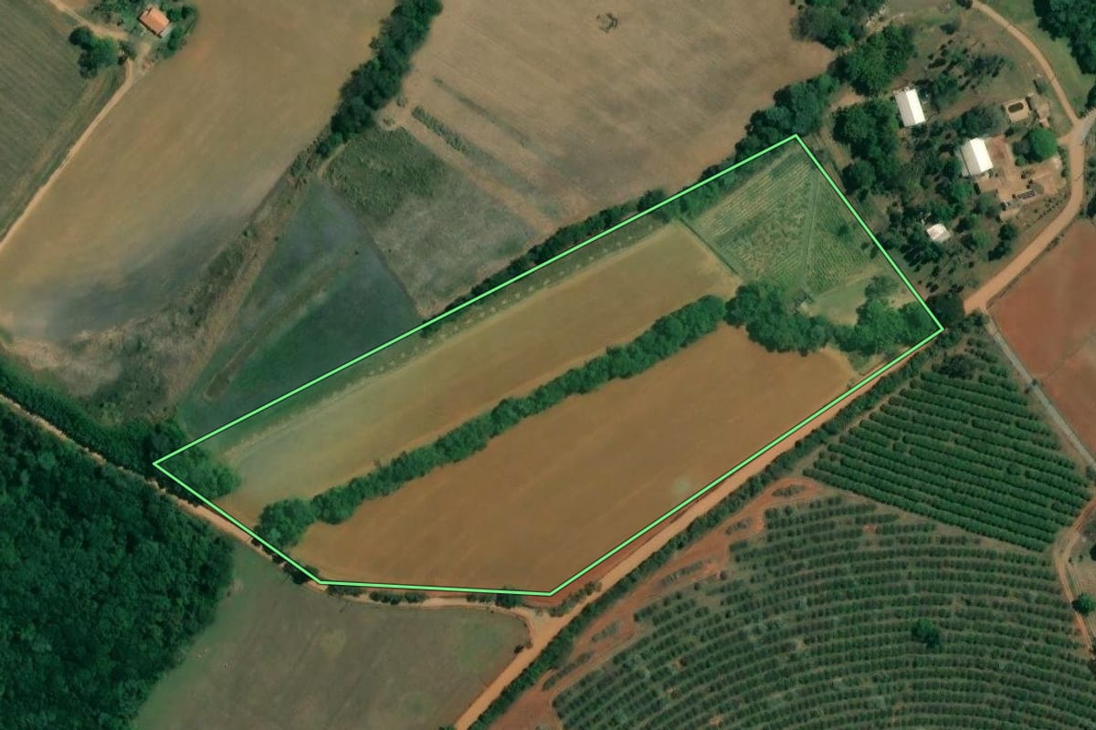 Imagem de satélite do imóvel rural em Capela do Alto (SP), com o contorno declarado no CAR desenhado por cima.