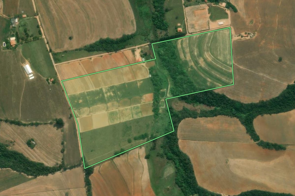 Imagem de satélite do imóvel rural em Capela do Alto (SP), com o contorno declarado no CAR desenhado por cima.