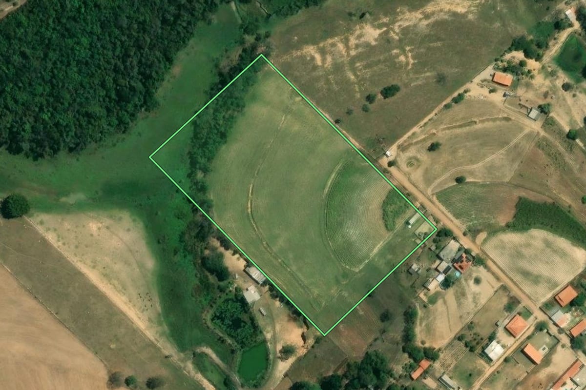 Imagem de satélite do imóvel rural em Capela do Alto (SP), com o contorno declarado no CAR desenhado por cima.