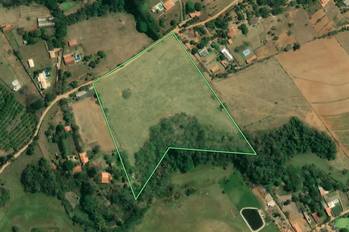 Imagem de satélite do imóvel rural em Capela do Alto (SP), com o contorno declarado no CAR desenhado por cima.