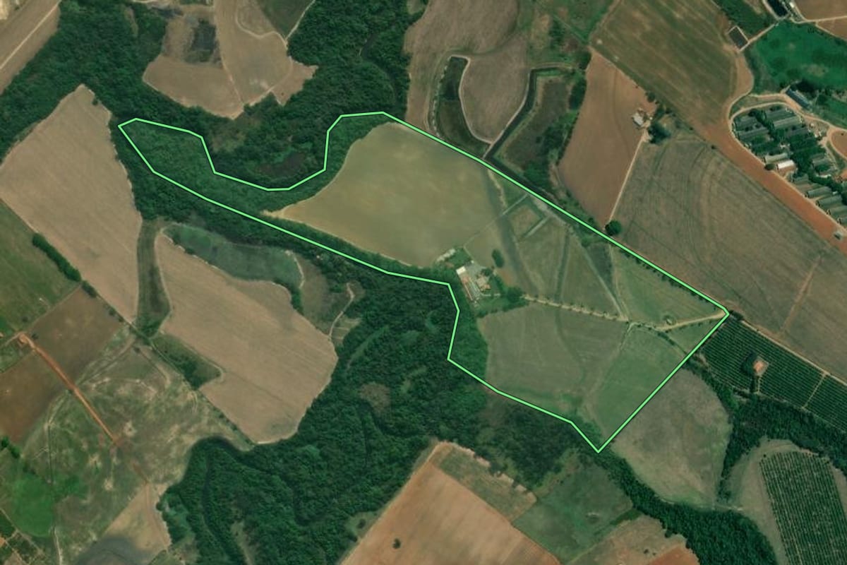 Imagem de satélite do imóvel rural em Capela do Alto (SP), com o contorno declarado no CAR desenhado por cima.