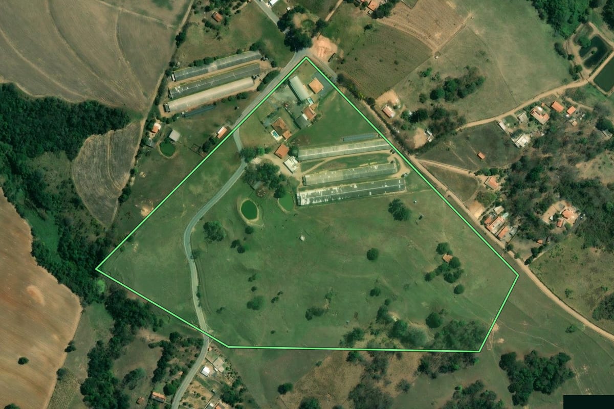 Imagem de satélite do imóvel rural em Capela do Alto (SP), com o contorno declarado no CAR desenhado por cima.