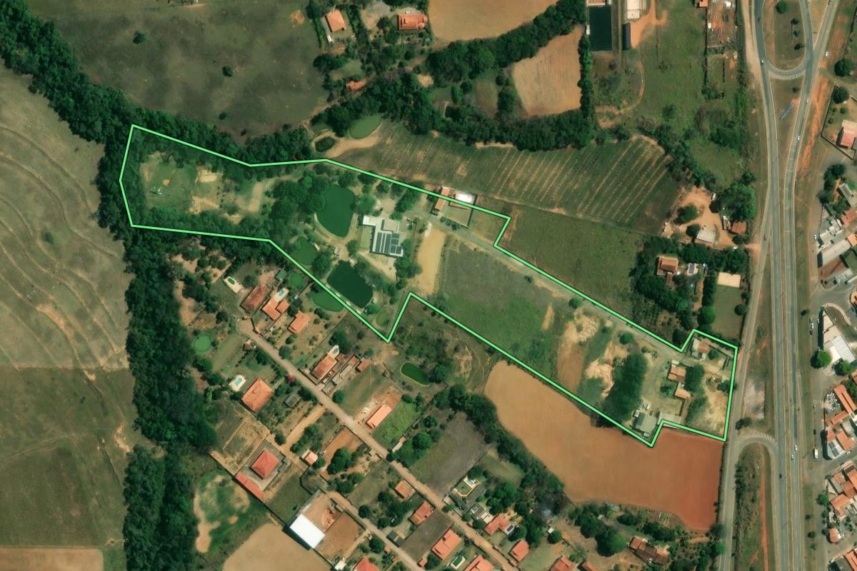 Imagem de satélite do imóvel rural em Capela do Alto (SP), com o contorno declarado no CAR desenhado por cima.