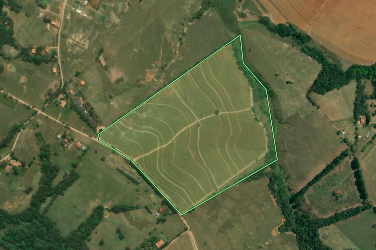 Imagem de satélite do imóvel rural em Capela do Alto (SP), com o contorno declarado no CAR desenhado por cima.