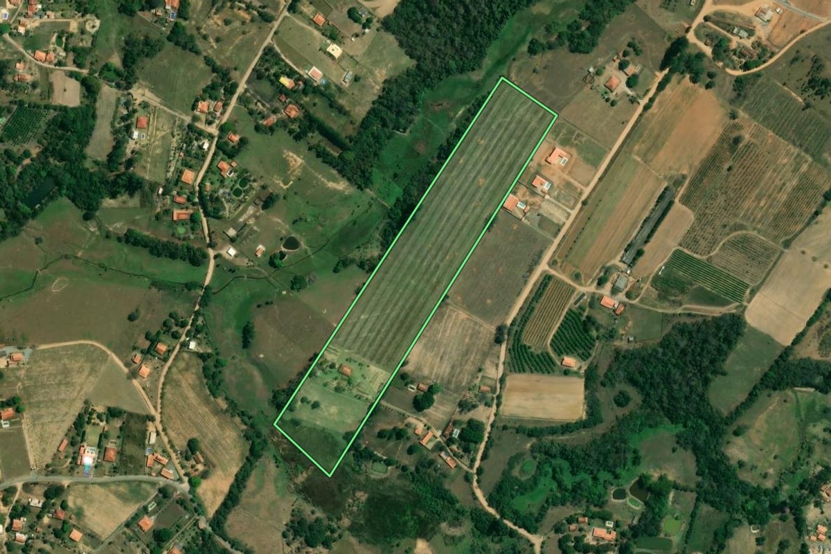 Imagem de satélite do imóvel rural em Capela do Alto (SP), com o contorno declarado no CAR desenhado por cima.