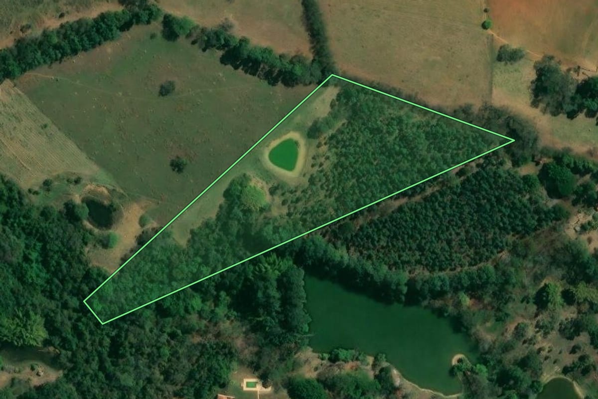 Imagem de satélite do imóvel rural em Capela do Alto (SP), com o contorno declarado no CAR desenhado por cima.