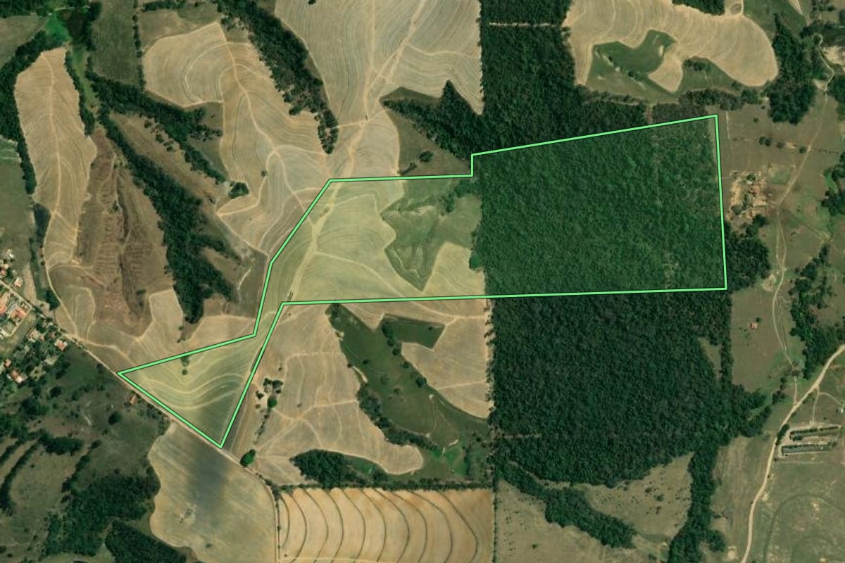 Imagem de satélite do imóvel rural em Capela do Alto (SP), com o contorno declarado no CAR desenhado por cima.