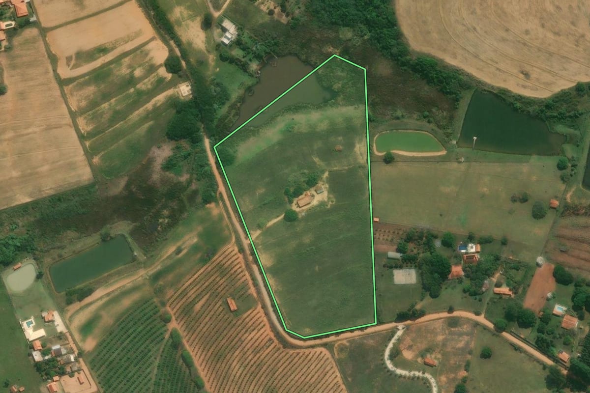 Imagem de satélite do imóvel rural em Capela do Alto (SP), com o contorno declarado no CAR desenhado por cima.
