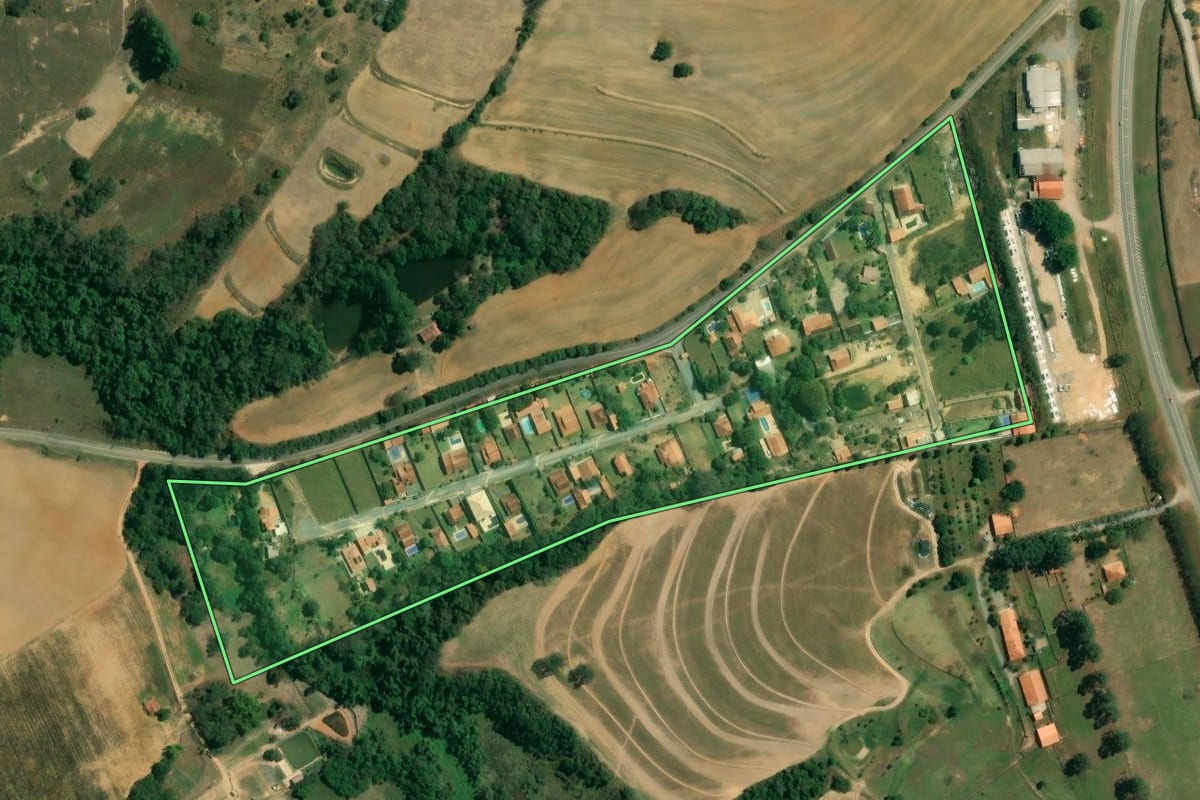 Imagem de satélite do imóvel rural em Capela do Alto (SP), com o contorno declarado no CAR desenhado por cima.