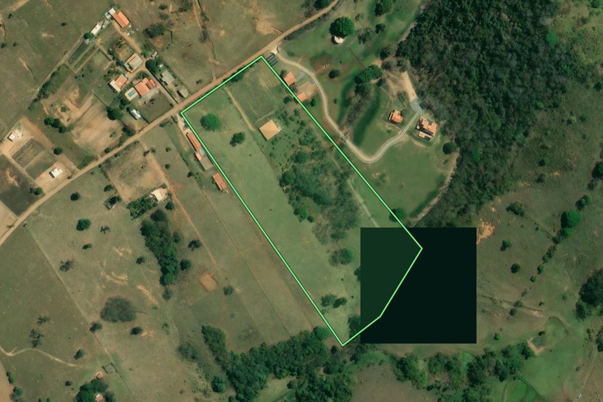 Imagem de satélite do imóvel rural em Capela do Alto (SP), com o contorno declarado no CAR desenhado por cima.