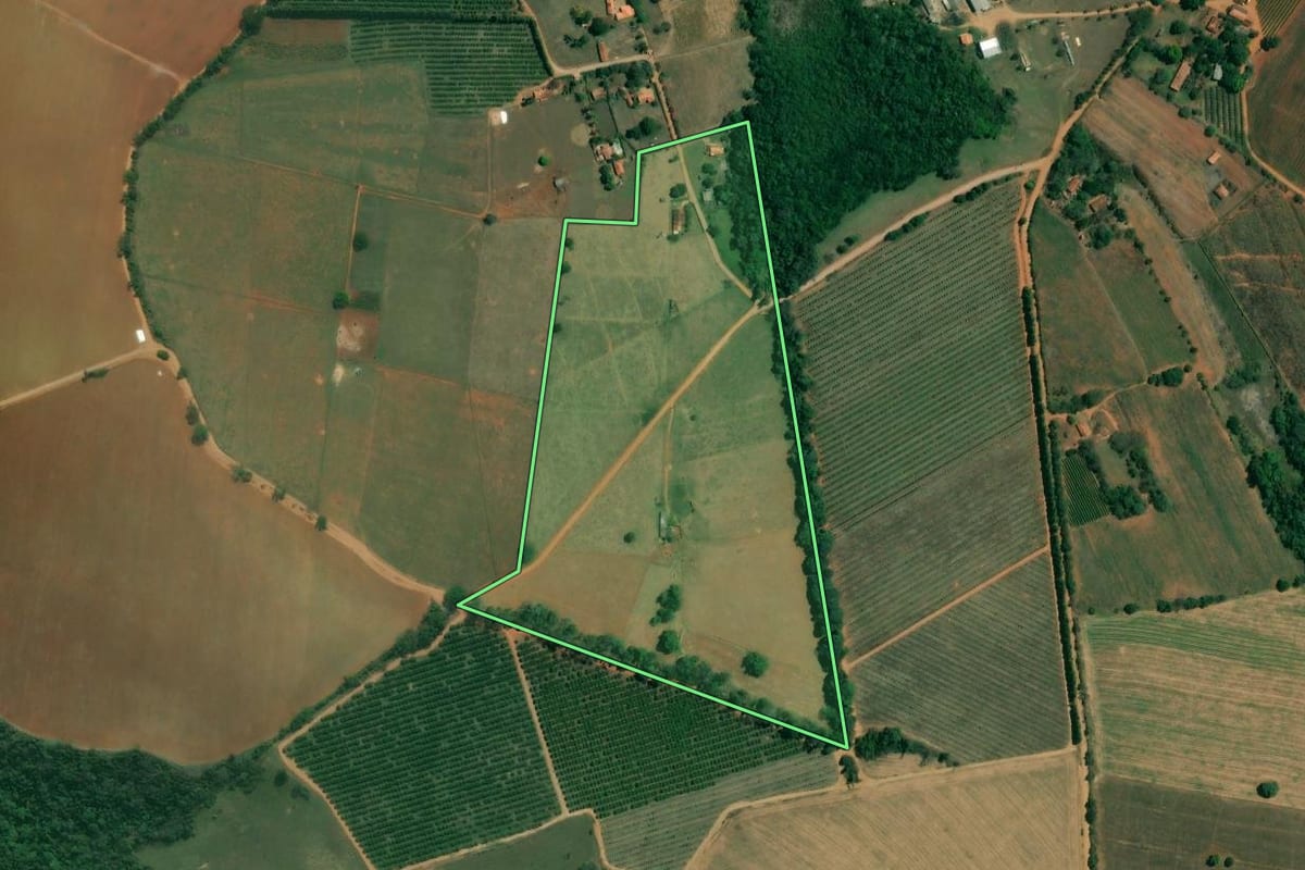 Imagem de satélite do imóvel rural em Capela do Alto (SP), com o contorno declarado no CAR desenhado por cima.