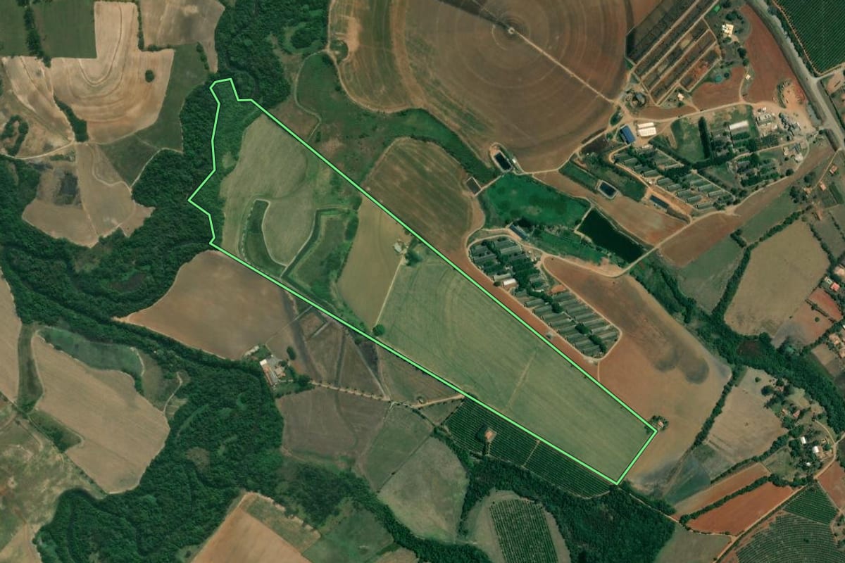 Imagem de satélite do imóvel rural em Capela do Alto (SP), com o contorno declarado no CAR desenhado por cima.