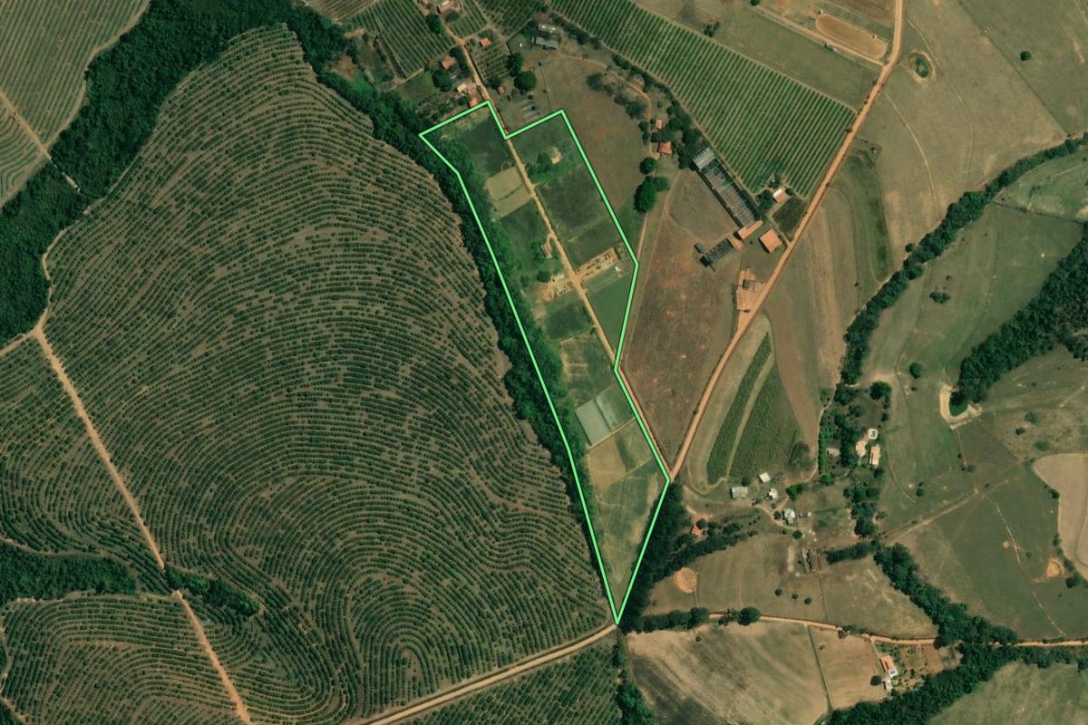 Imagem de satélite do imóvel rural em Capela do Alto (SP), com o contorno declarado no CAR desenhado por cima.