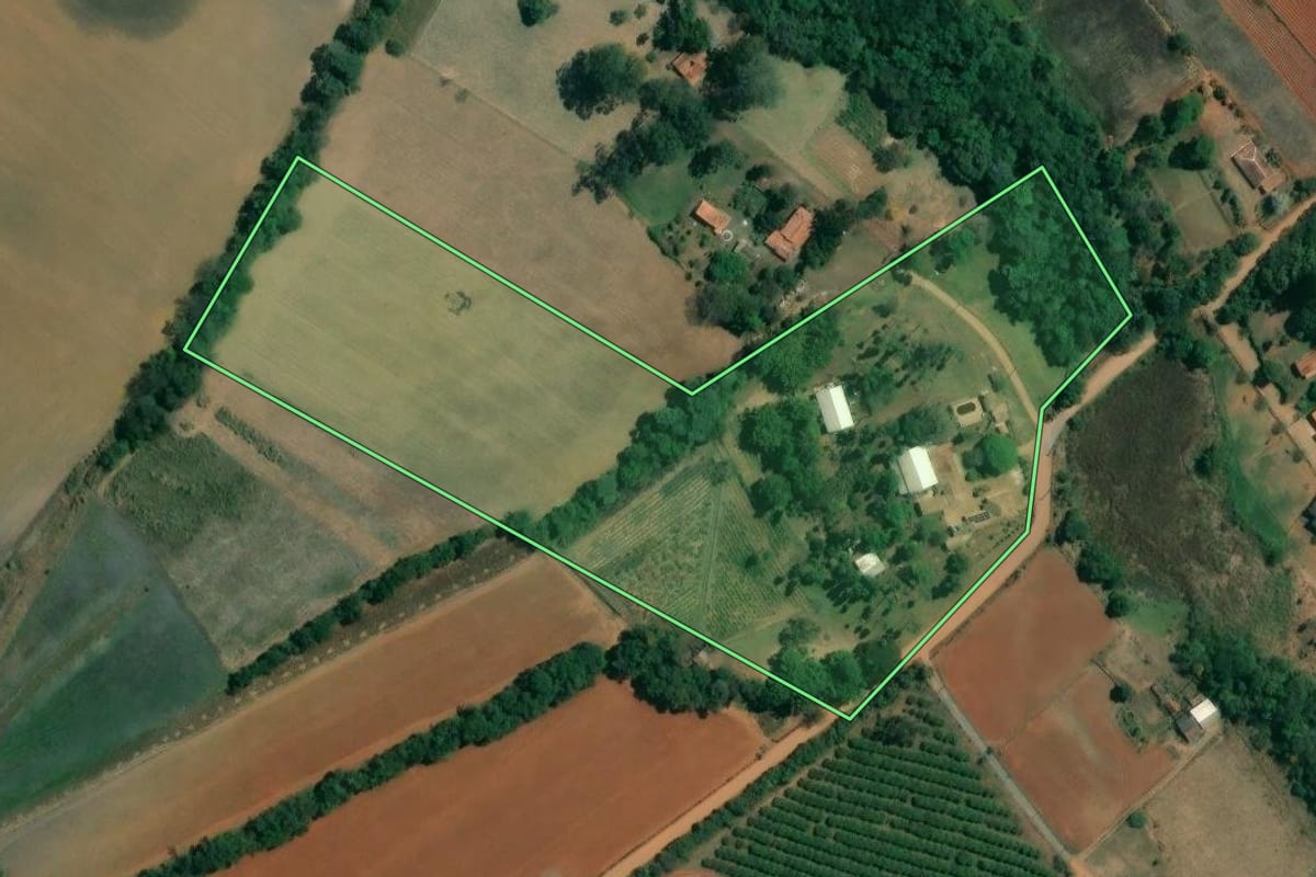Imagem de satélite do imóvel rural em Capela do Alto (SP), com o contorno declarado no CAR desenhado por cima.