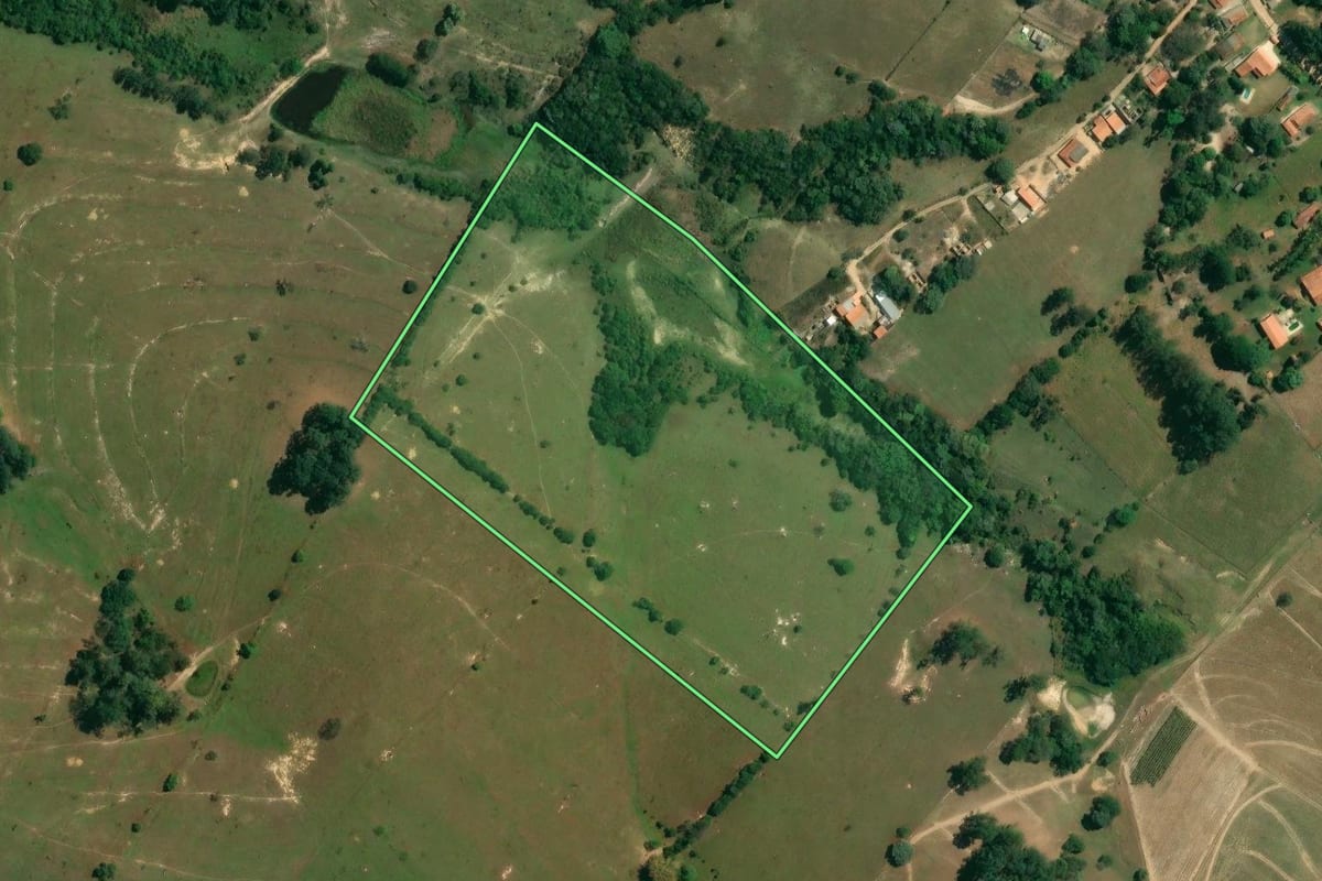 Imagem de satélite do imóvel rural em Capela do Alto (SP), com o contorno declarado no CAR desenhado por cima.