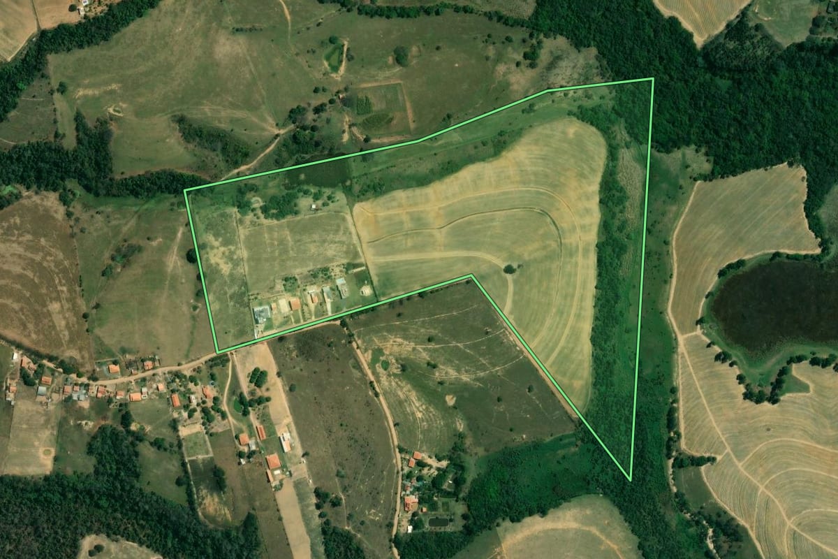 Imagem de satélite do imóvel rural em Capela do Alto (SP), com o contorno declarado no CAR desenhado por cima.