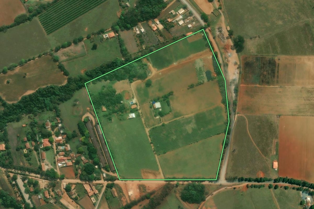 Imagem de satélite do imóvel rural em Capela do Alto (SP), com o contorno declarado no CAR desenhado por cima.