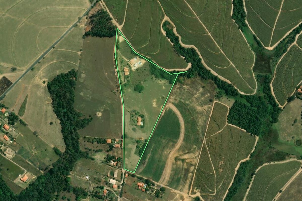 Imagem de satélite do imóvel rural em Capela do Alto (SP), com o contorno declarado no CAR desenhado por cima.