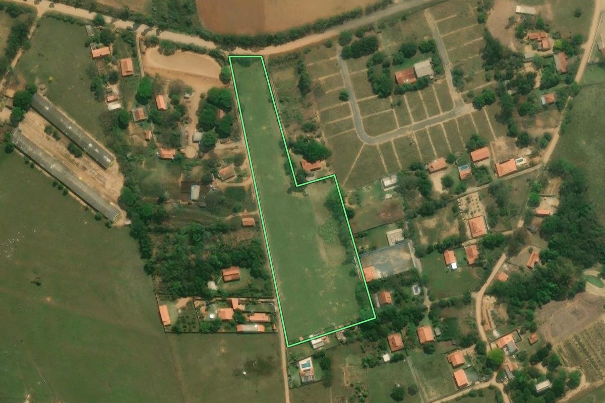 Imagem de satélite do imóvel rural em Capela do Alto (SP), com o contorno declarado no CAR desenhado por cima.