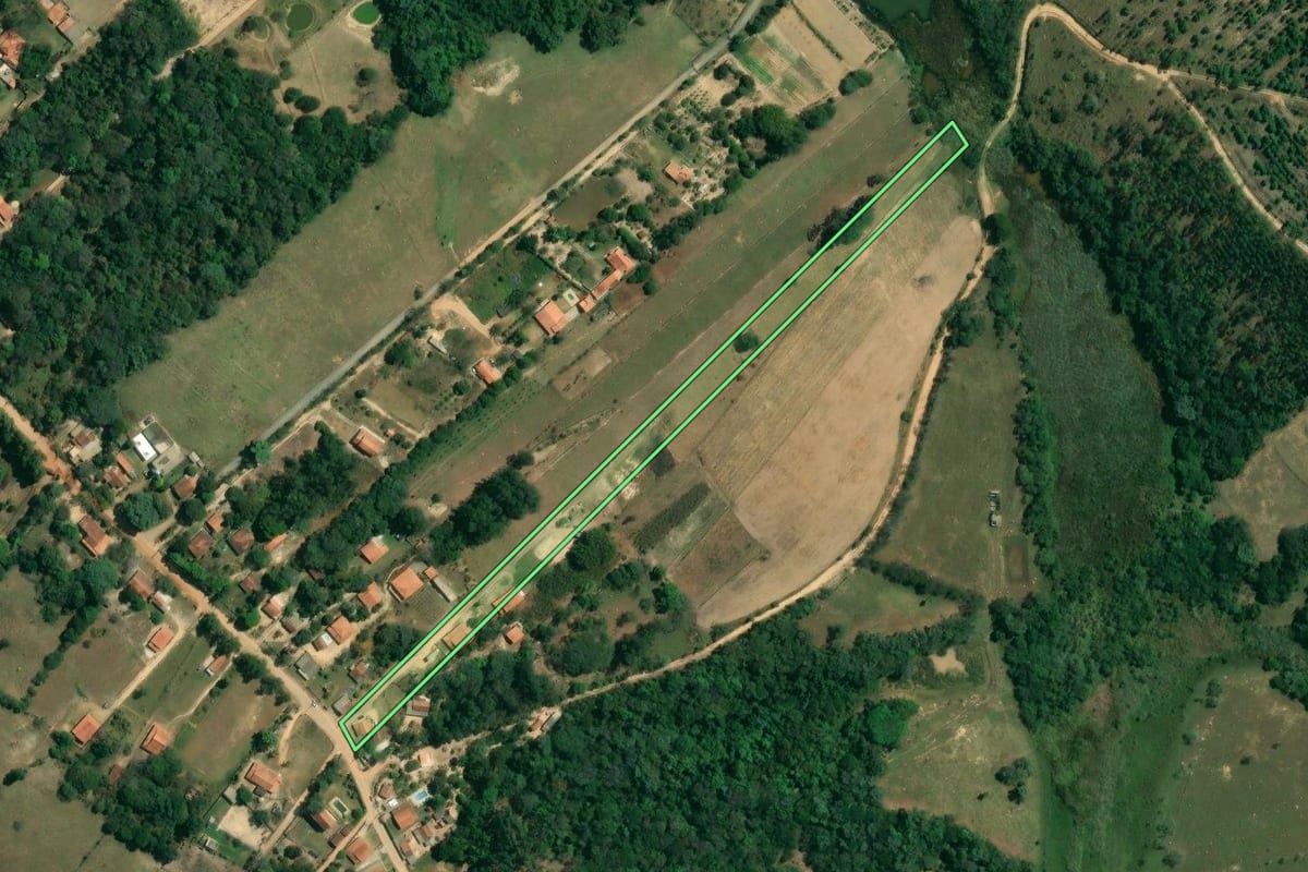 Imagem de satélite do imóvel rural em Capela do Alto (SP), com o contorno declarado no CAR desenhado por cima.