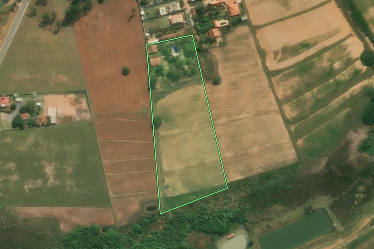 Imagem de satélite do imóvel rural em Capela do Alto (SP), com o contorno declarado no CAR desenhado por cima.