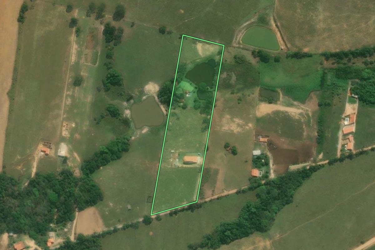 Imagem de satélite do imóvel rural em Capela do Alto (SP), com o contorno declarado no CAR desenhado por cima.