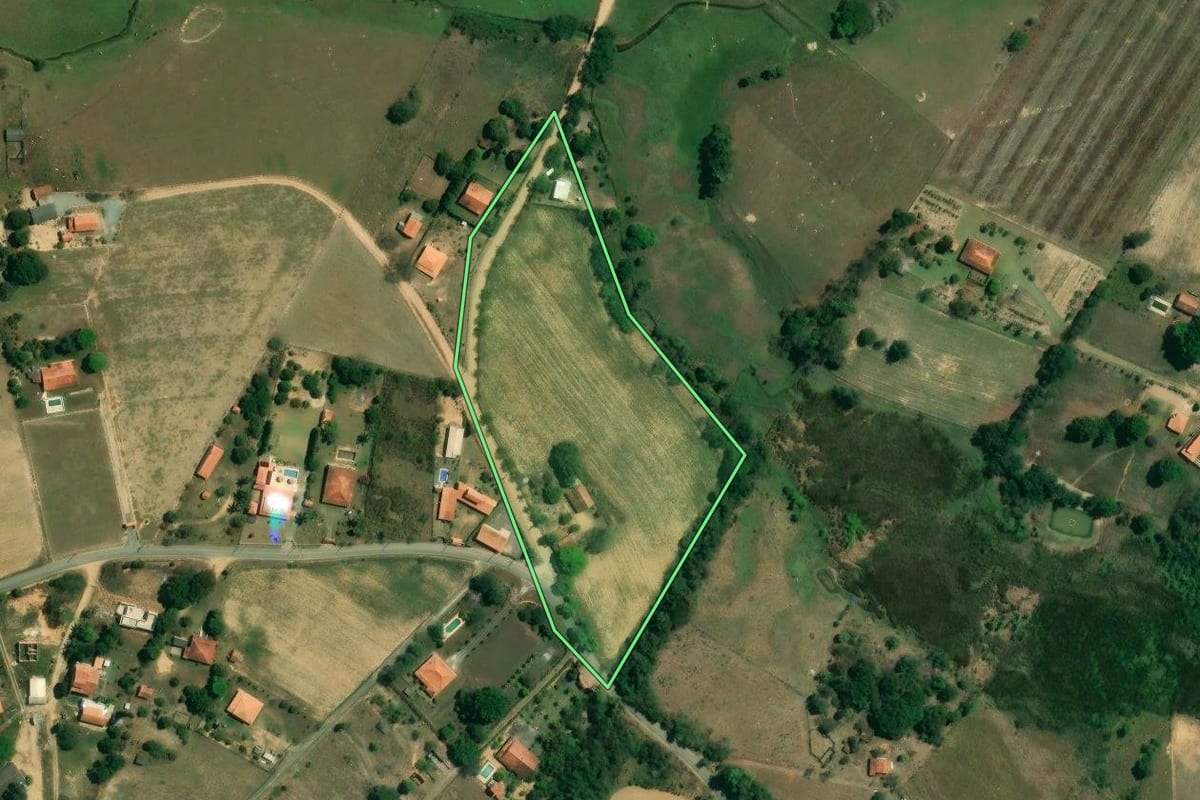 Imagem de satélite do imóvel rural em Capela do Alto (SP), com o contorno declarado no CAR desenhado por cima.