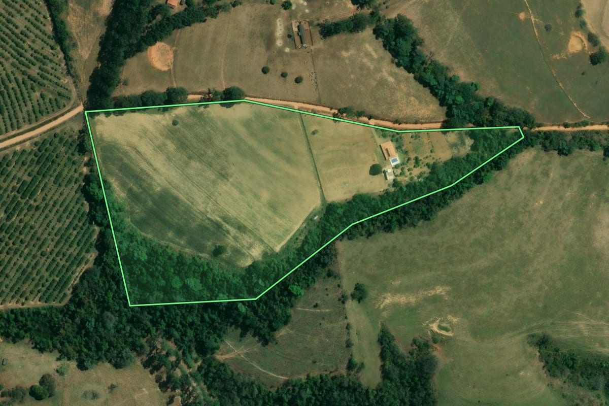 Imagem de satélite do imóvel rural em Capela do Alto (SP), com o contorno declarado no CAR desenhado por cima.
