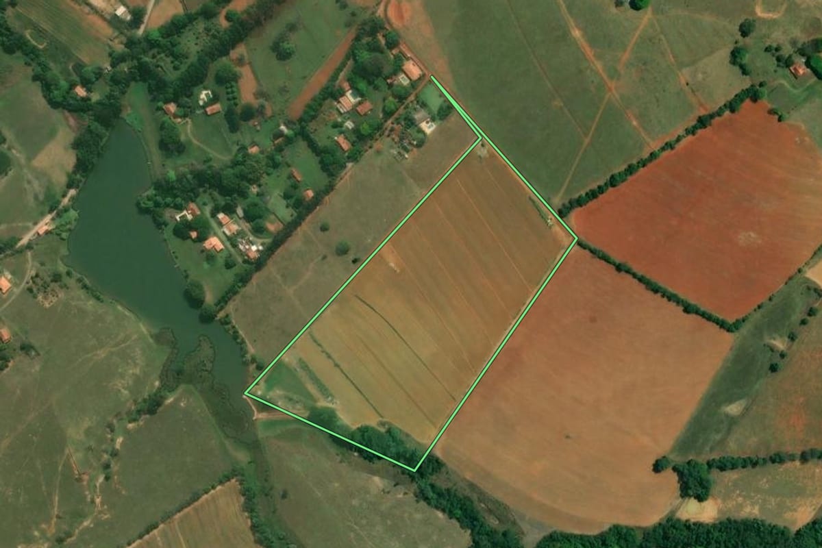 Imagem de satélite do imóvel rural em Capela do Alto (SP), com o contorno declarado no CAR desenhado por cima.